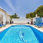 Дом отдыха Chiquito - Private Pool&parking - Bbq&ac&wi-fi