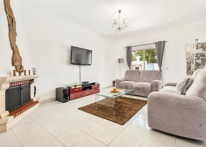 Дом отдыха Chiquito - Private Pool&parking - Bbq&ac&wi-fi