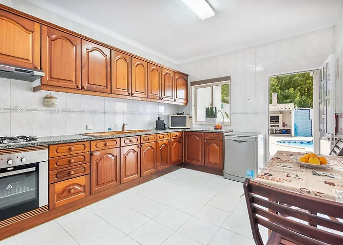 Дом отдыха Chiquito - Private Pool&parking - Bbq&ac&wi-fi